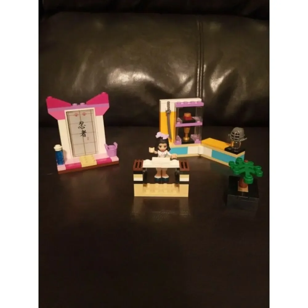 Set Of 5 Lego Friends Sets, 4 Extra Minifigures, Around 100 Extra Pieces TOO!